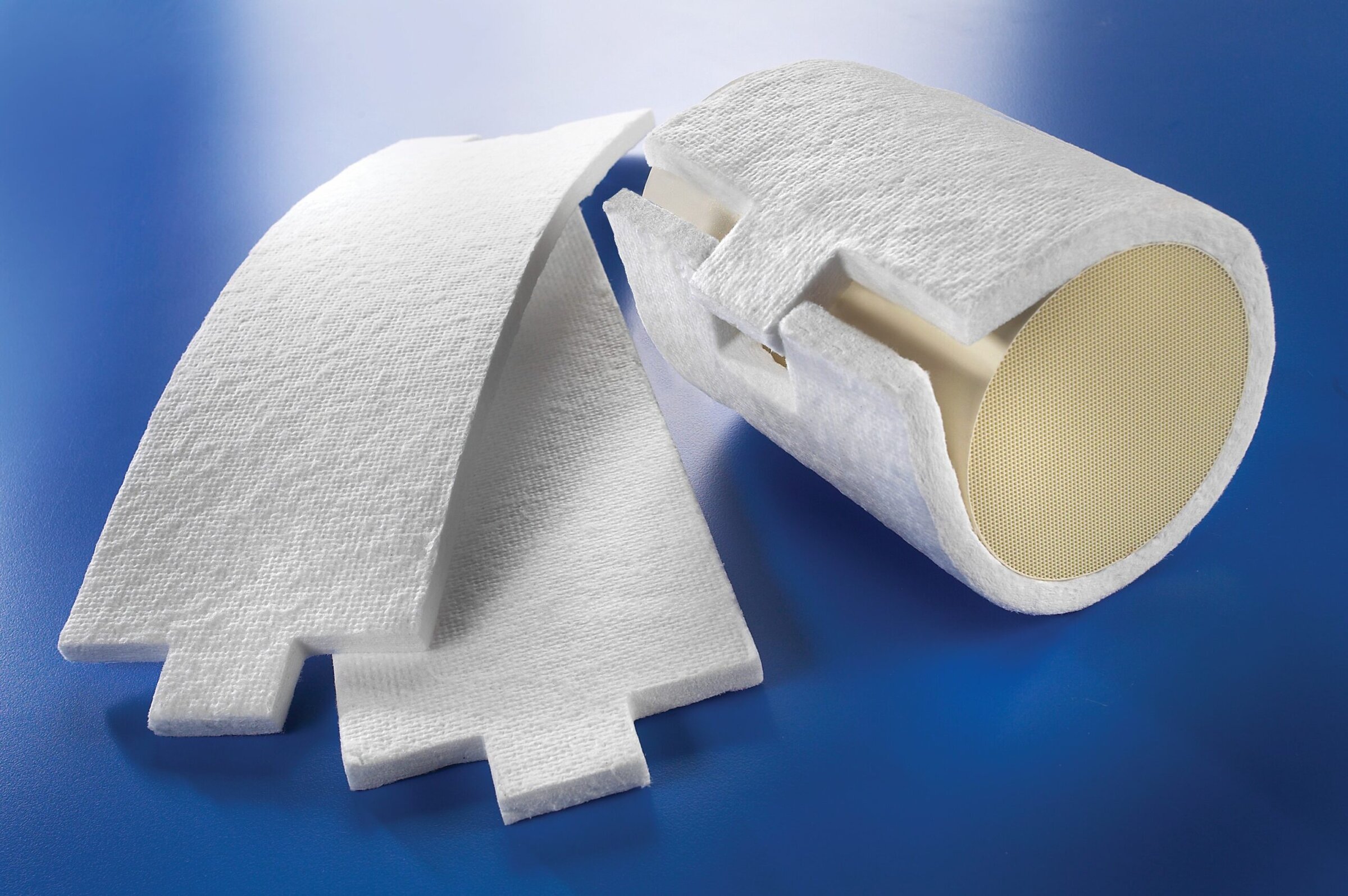 High-temperature ceramic heatsink with foam insulation and a honeycomb structure for electronic cooling.